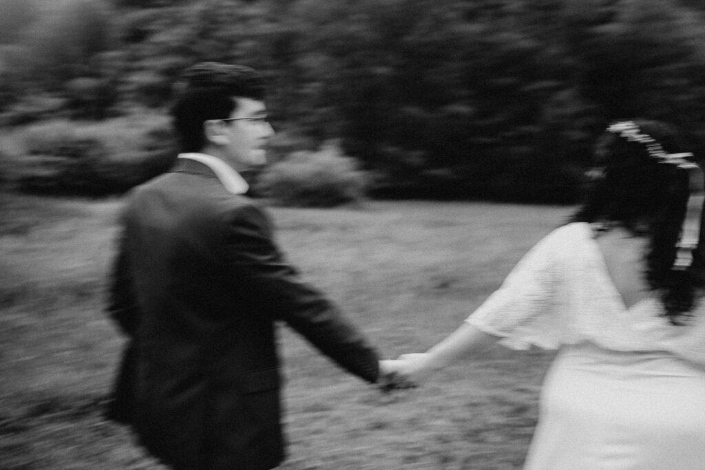 Séance couple lors du renouvellement de voeux de mariage à l'occasion de leur anniversaire de mariage en Alsace, entre Colmar et Strasbourg. En pleine nature.