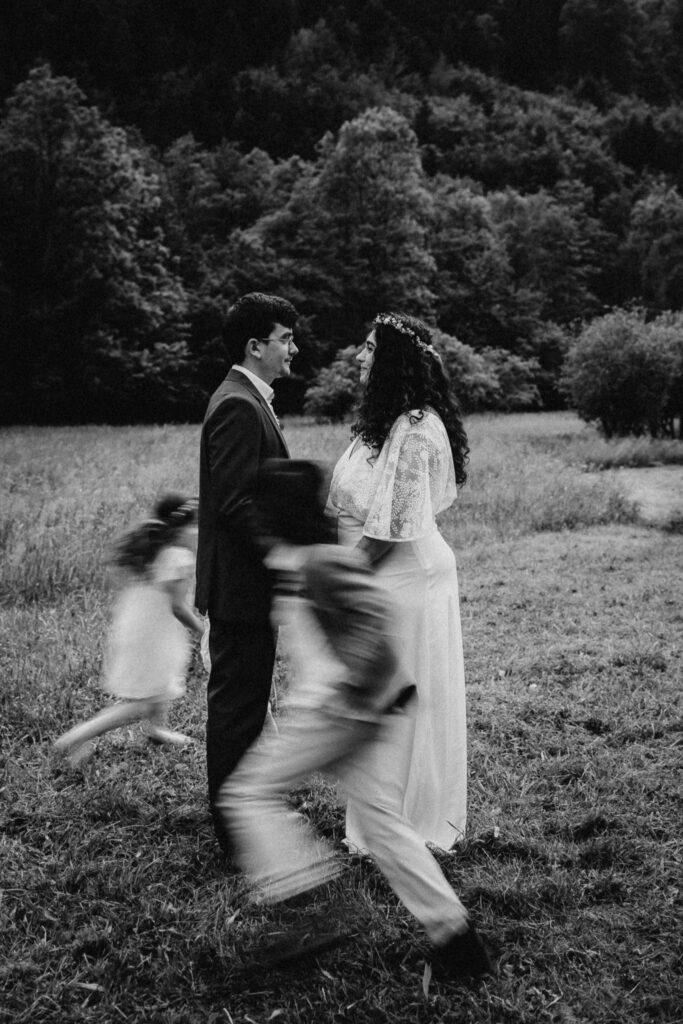 Séance couple lors du renouvellement de voeux de mariage à l'occasion de leur anniversaire de mariage en Alsace, entre Colmar et Strasbourg. En pleine nature.