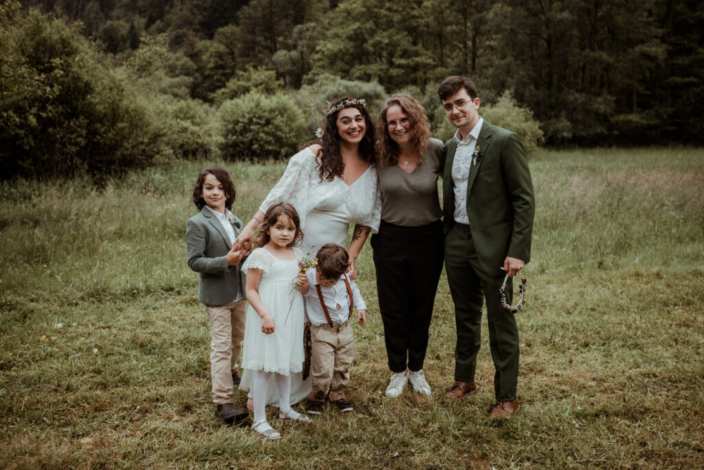 Photographe et mariés lors de la cérémonie laïque de leur renouvellement de voeux de mariage en Alsace