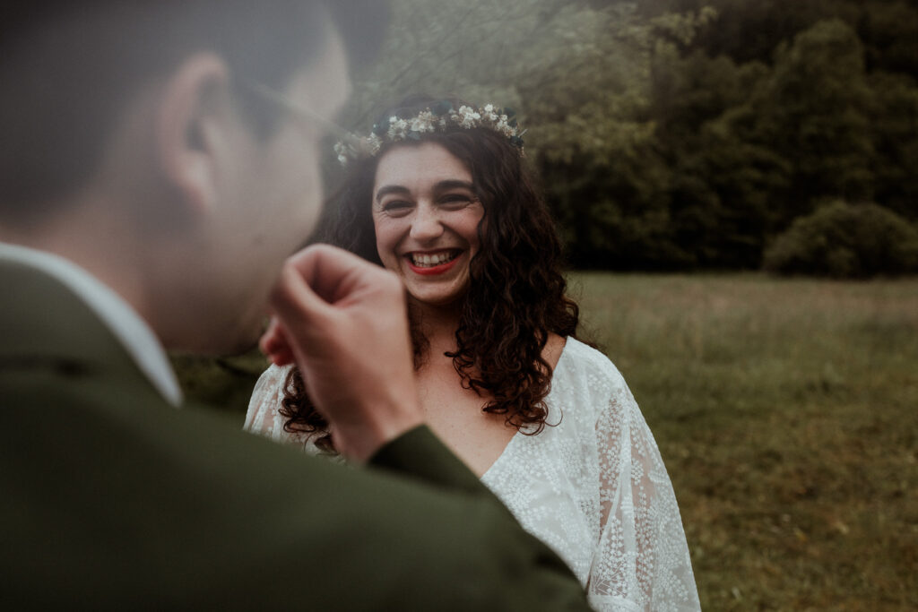 Mariée lors de son renouvellement de voeux de mariage à l'occasion de leur anniversaire de mariage en Alsace en pleine nature entre Strasbourg et Colmar