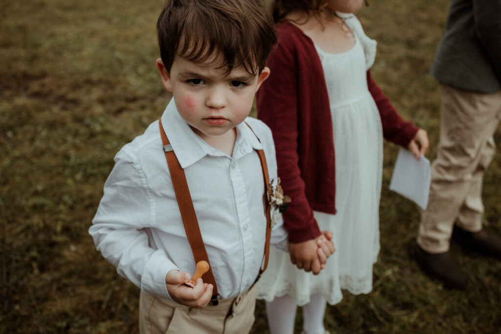 enfant assiste aux renouvellements de voeux de mariage de ses parents en pleine nature en Alsace