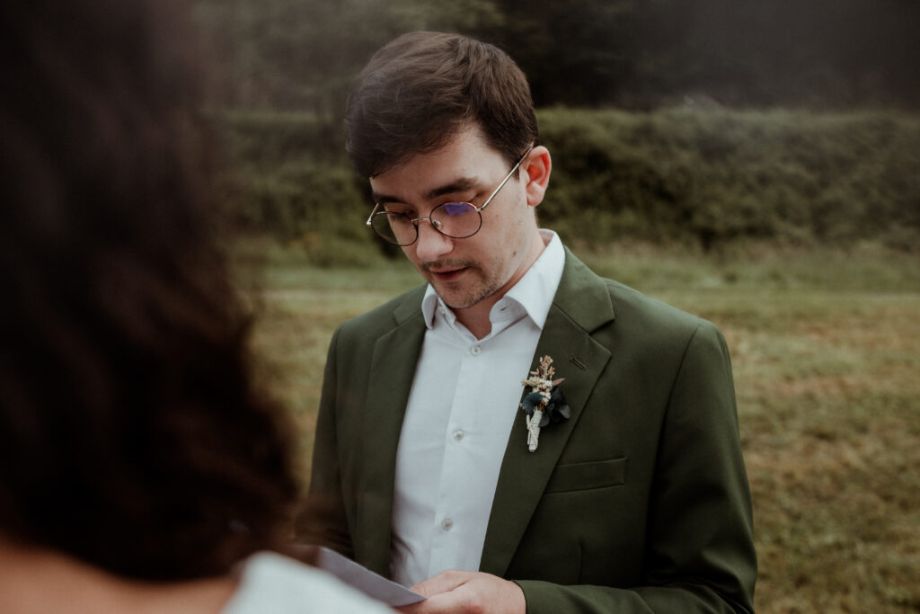 Lecture des voeux du mariés en pleine nature durant la cérémonie laïque pour leur renouvellement de voeux de mariage en Alsace