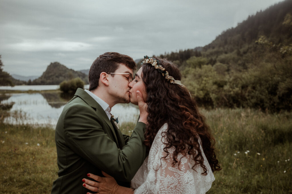 Fin de la cérémonie laïque pour fêter leur 10 ans de mariage en pleine nature en Alsace près de Colmar et Strasbourg.