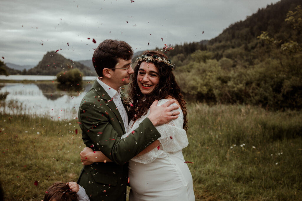 Mariés s'embrassent en pleine nature leur de leur renouvellement de voeux de mariage afin de fêter leur anniversaire de mariage en Alsace près de Colmar et Strasbourg.