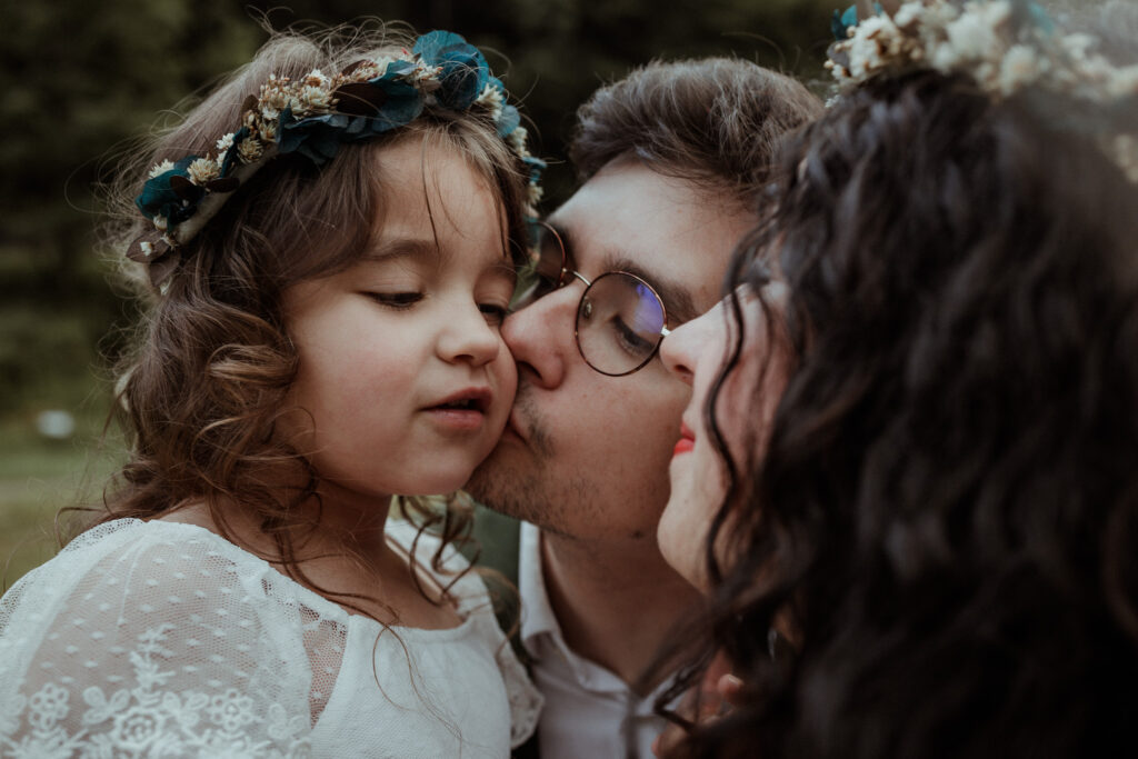 Les mariés et leur enfant après la cérémonie laïque pour fêter leur anniversaire de mariage en pleine nature entre Strasbourg et Colmar en Alsace