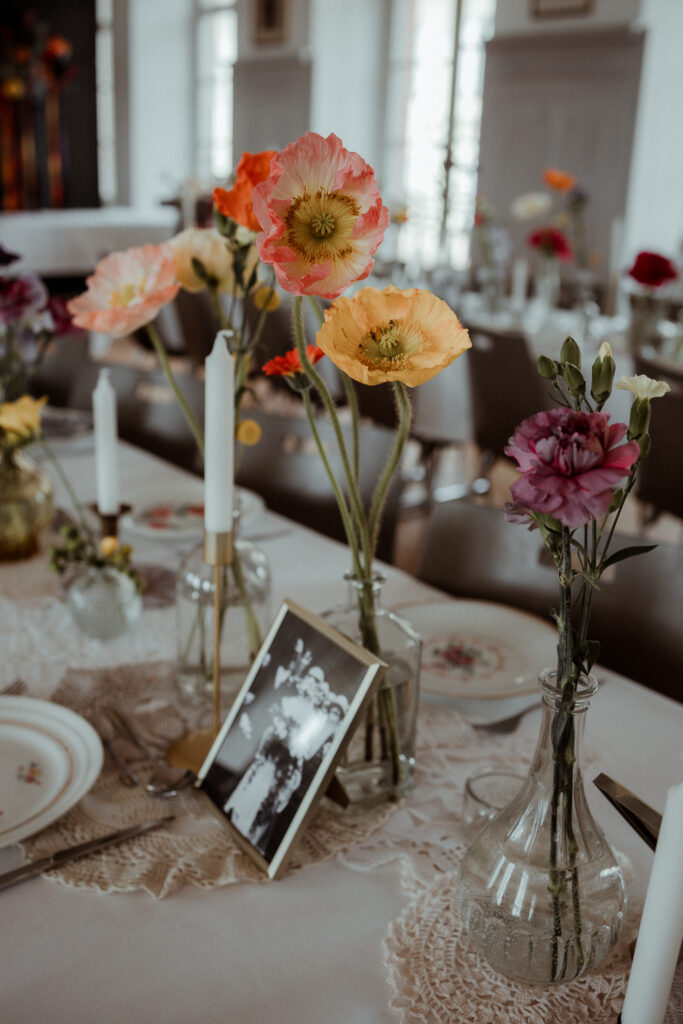 Décoration de table de mariage avec des fleurs colorées en Alsace près de Colmar