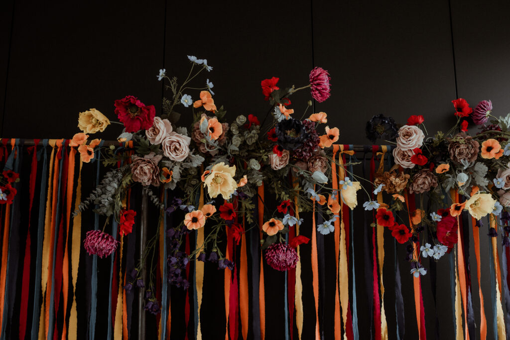 Décoration mariage avec une arche fleurie de fleurs colorées pour un mariage en Alsace, près de Colmar