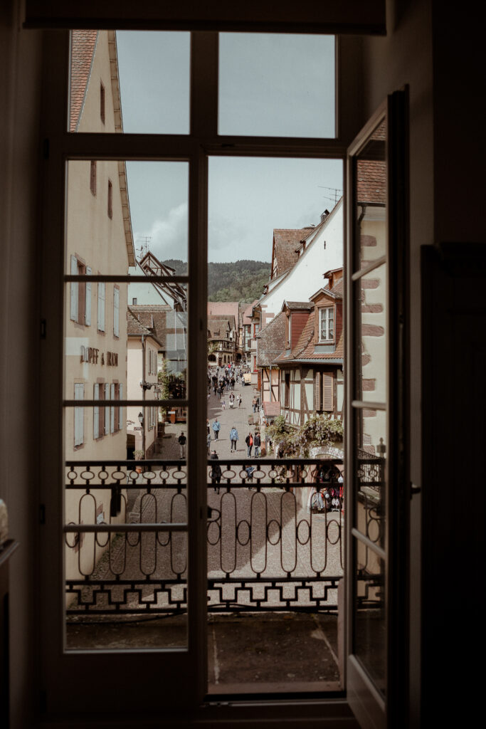 Vue sur Riquewihr depuis le balcon de la salle des fêtes du mariage en Alsace