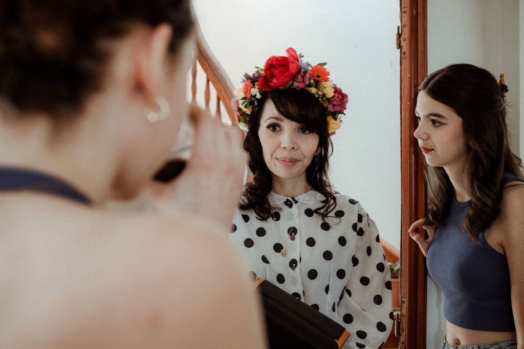 Arrivée de la future mariée chez elle avec sa couronne de fleurs sur la tête