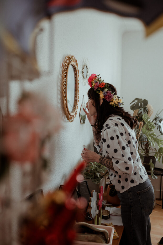 Préparatifs mariage, la future mariée se maquille dans son salon avant de mettre sa robe de mariée