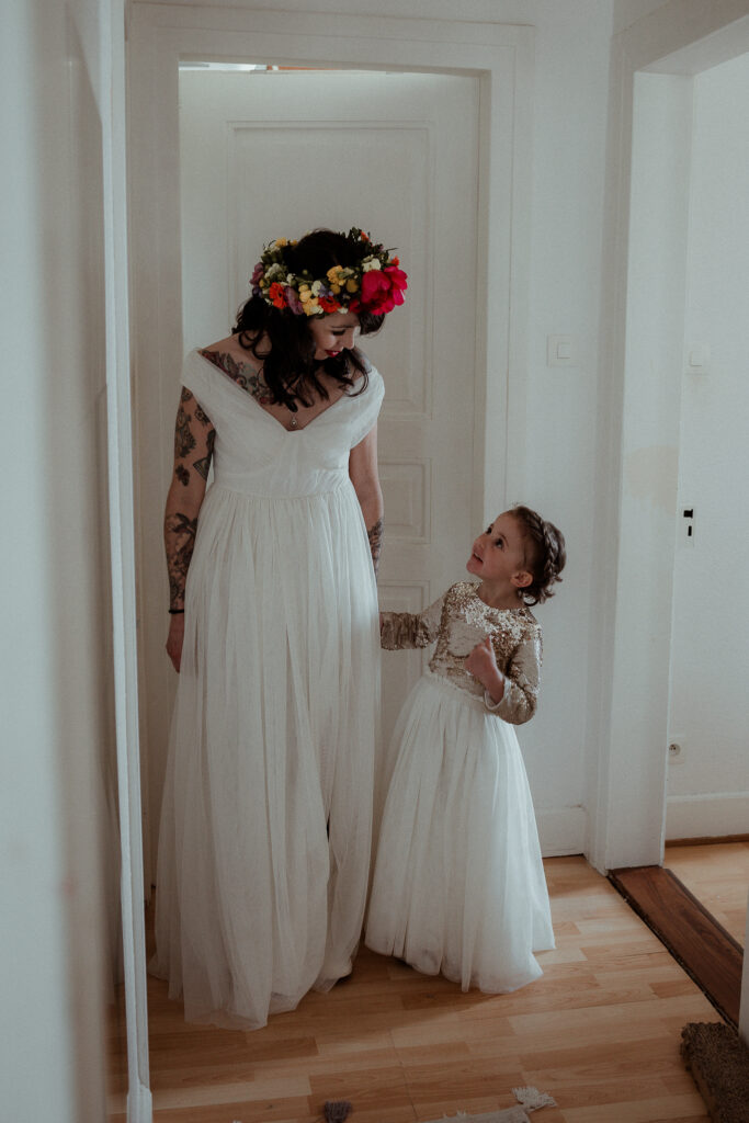 La fille de mariée découvre sa maman dans sa robe. Emotion entre mère et fille pour le mariage en Alsace