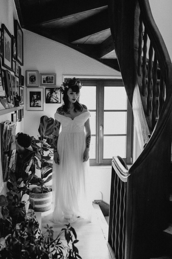 Photo en noir et blanc de la mariée dans sa robe de mariée avant de partir à la mairie près de Colmar en Alsace