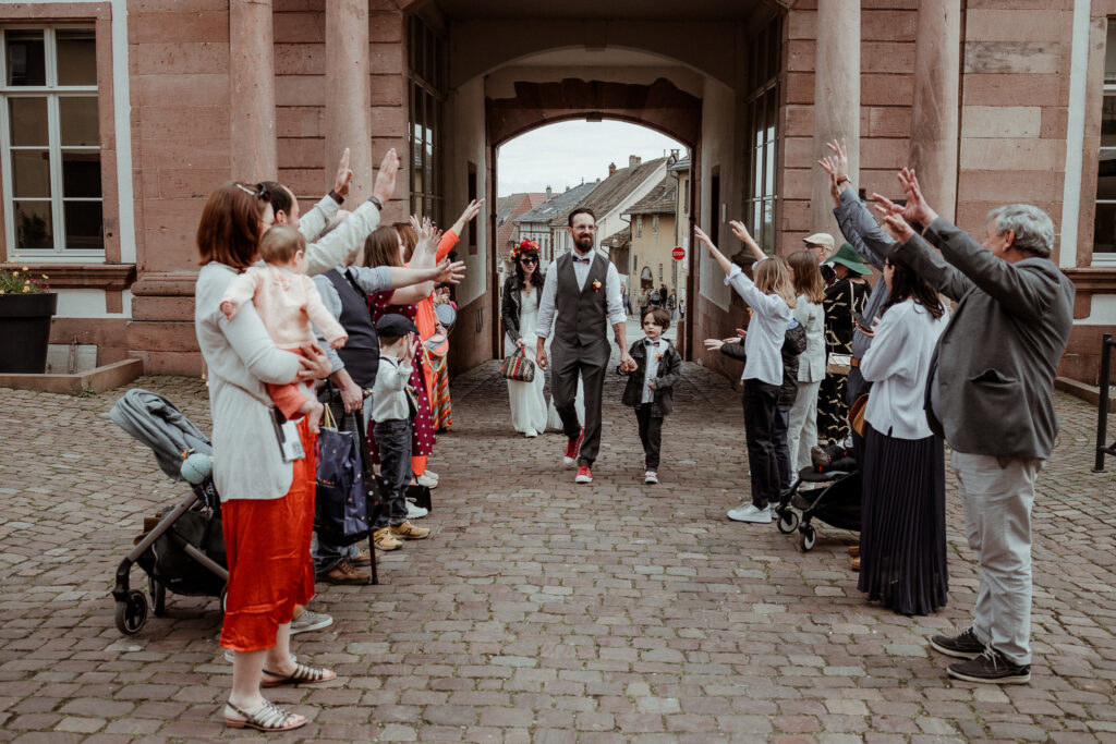 Arrivés des mariés à la mairie de Riquewihr près de Colmar en Alsace sous une haie d'honneur des invités du mariage