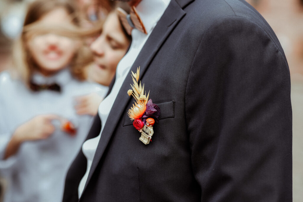 Boutonnière avec legos pour un mariage geek et rock en Alsace près de Colmar