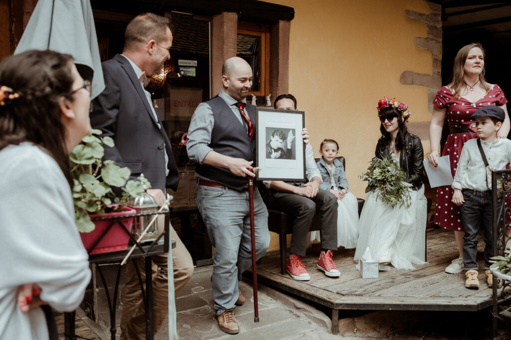 Cérémonie laïque en Alsace près de Colmar à Riquewihr, les témoins apportent le portrait de David Bowie