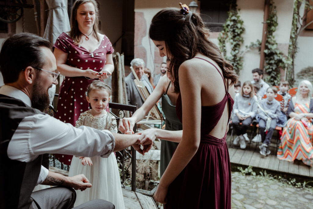 Photo des mariés et leurs enfants durant leur cérémonie laïque à Riquewihr en Alsace près de Colmar