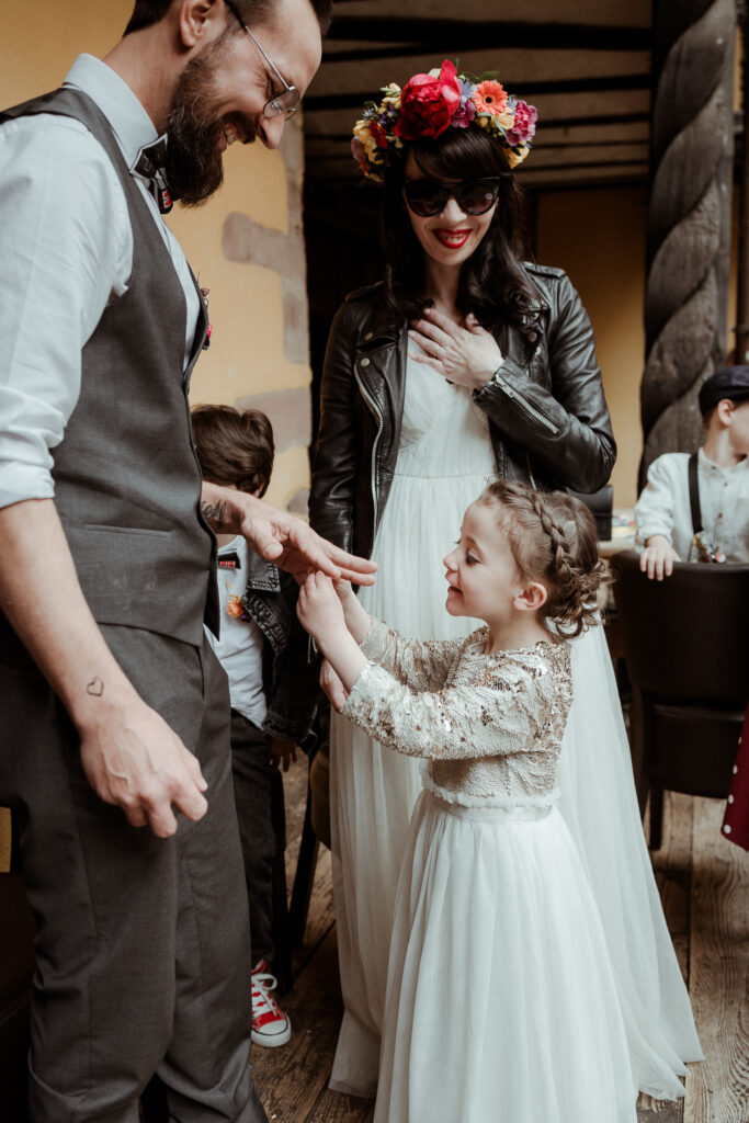 Photo des mariés et leurs enfants durant leur cérémonie laïque à Riquewihr en Alsace près de Colmar