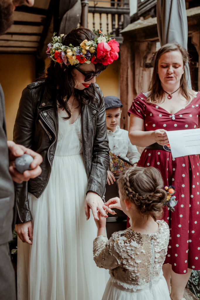 Photo des mariés et leurs enfants durant leur cérémonie laïque à Riquewihr en Alsace près de Colmar