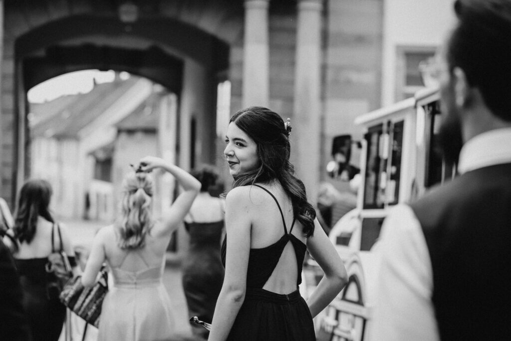 Les invités du mariage dans les rues de Riquewihr près de Colmar en Alsace