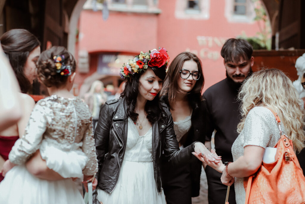 Les invités regardent l'alliance de la mariage lors de son mariage à Riquewihr en Alsace près de Colmar