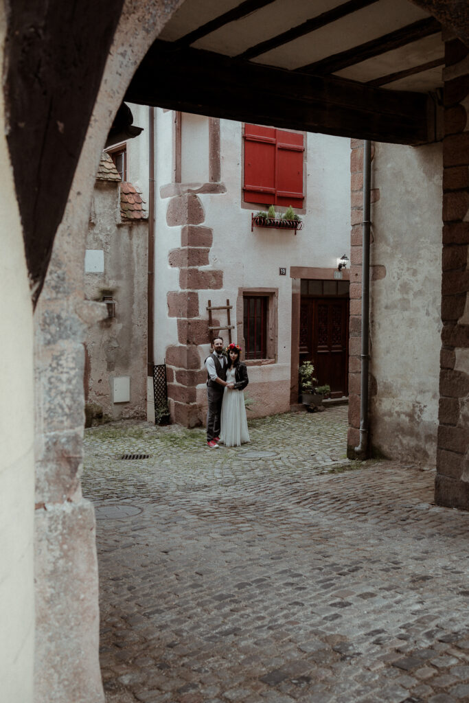 Photo de couple des mariés dans les rues de Riquewihr près de Colmar en Alsace