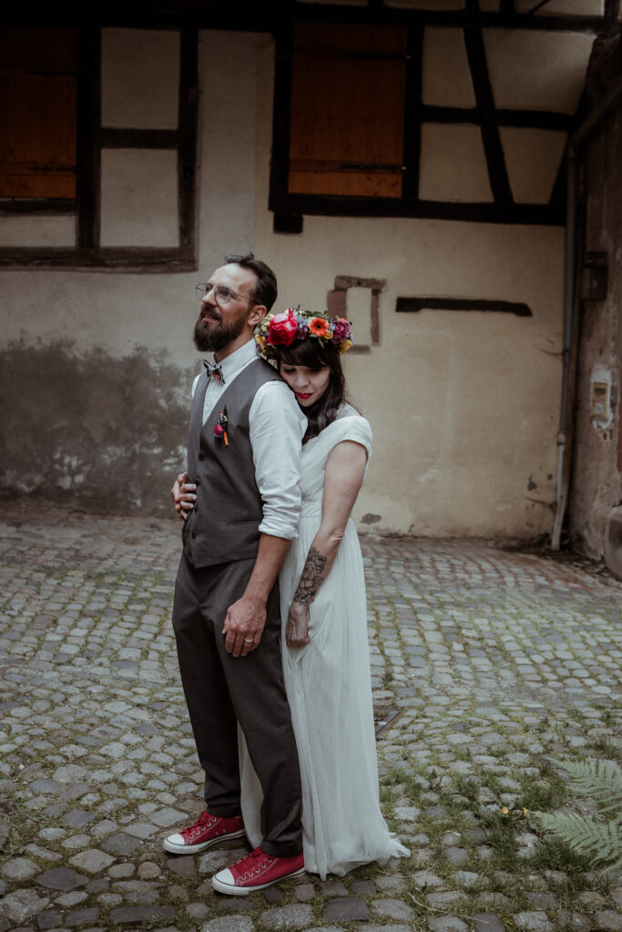 Les mariés dans leur tenue de mariage dans les rues de Riquewihr près de Colmar en Alsace.