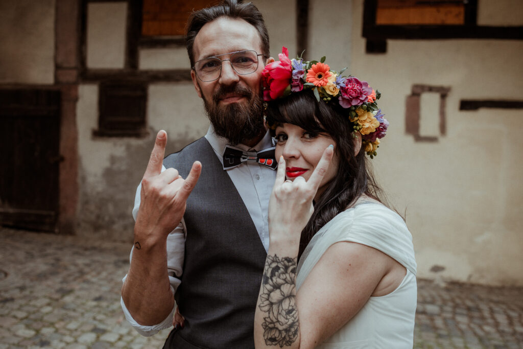 Mariés rock en Alsace entre Strasbourg et Colmar lors de leur séance photo de mariage