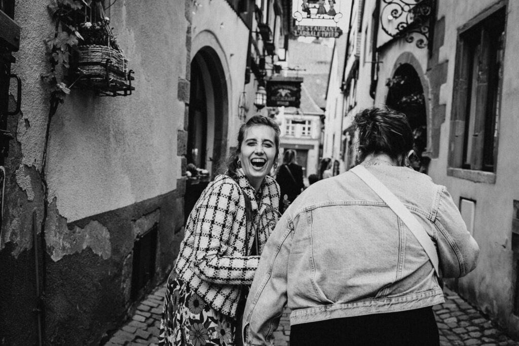 Les invités du mariage font un escape game dans les rues de Riquewihr en Alsace près de Colmar avant le vin d'honneur