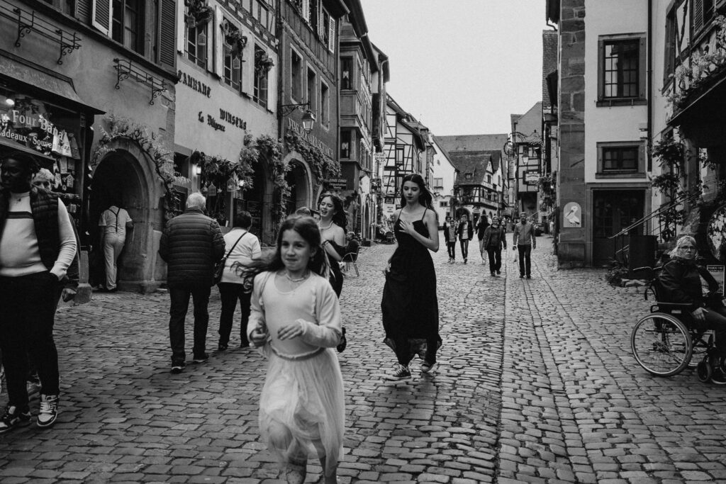 Les invités du mariage font un escape game dans les rues de Riquewihr en Alsace près de Colmar avant le vin d'honneur