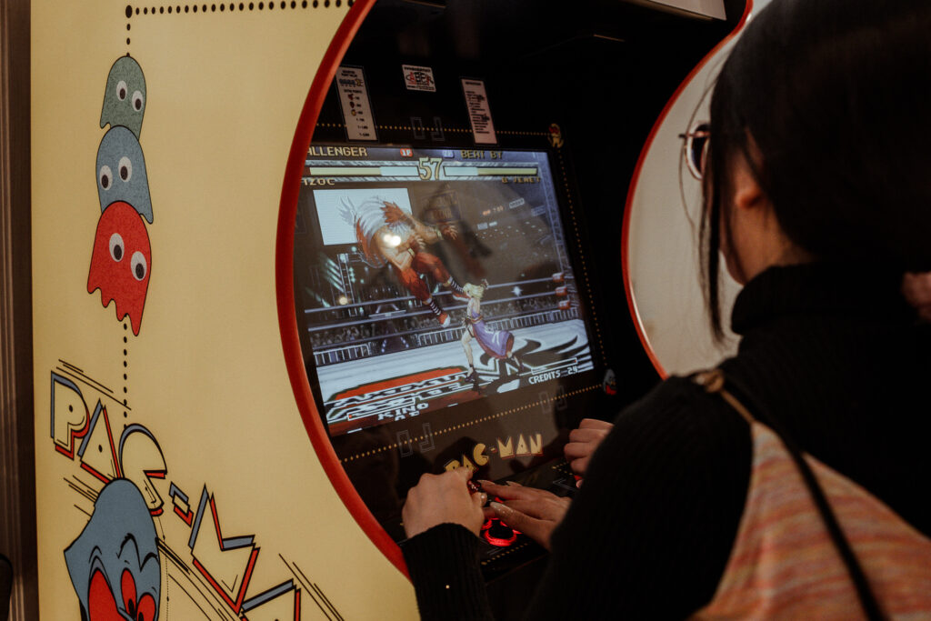 Jeux vidéos vintage pour animer la soirée de mariage des mariés à Riquewihr entre Colmar et Strasbourg