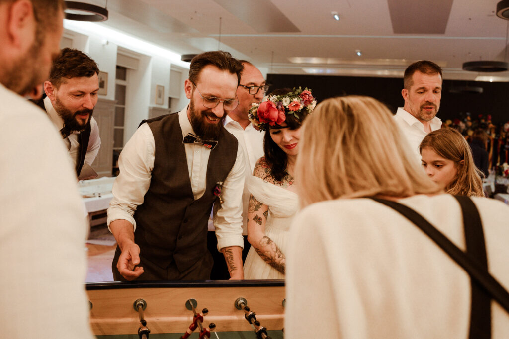 Photographe mariage en Alsace, les mariés jouent au babyfoot durant leur soirée 