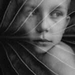 Portrait artistique enfant en noir et blanc double exposition, réalisé en Alsace et Bourgogne par Rhodier Photographie