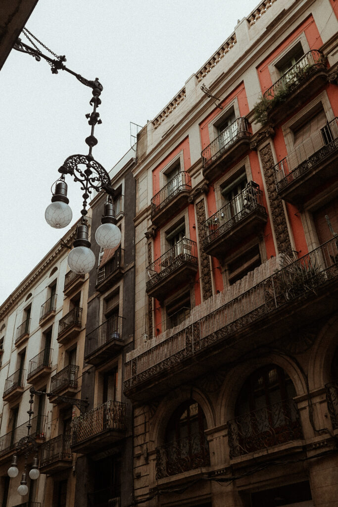 Photographe français à Barcelone pour des séances photos couple, mariage, ou femme.