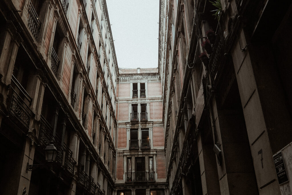 Photographe français à Barcelone pour des séances photos couple, mariage, ou femme.