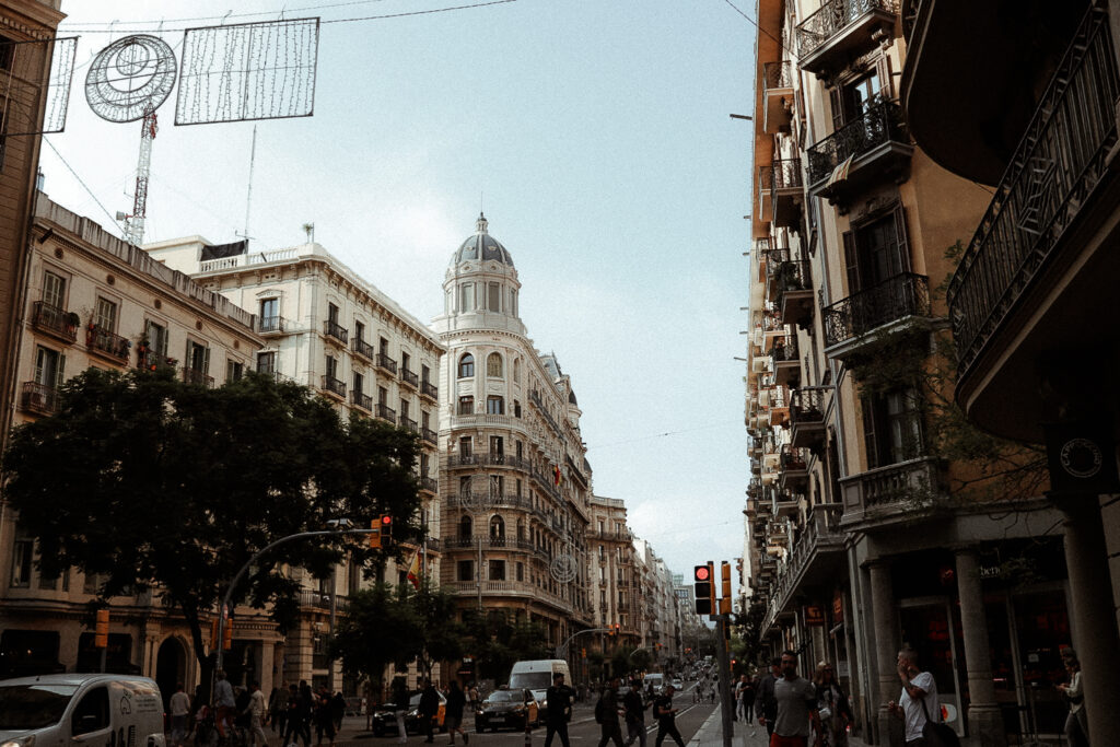 Photographe français à Barcelone pour des séances photos couple, mariage, ou femme.