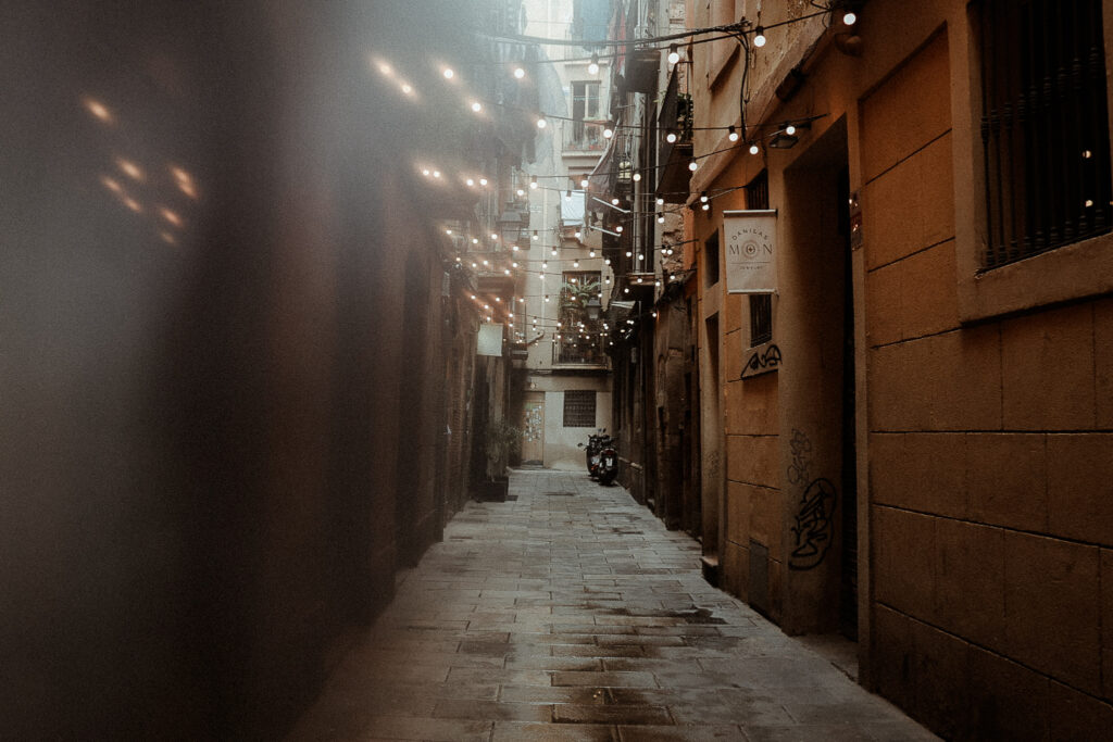 Photographe français à Barcelone pour des séances photos couple, mariage, ou femme.