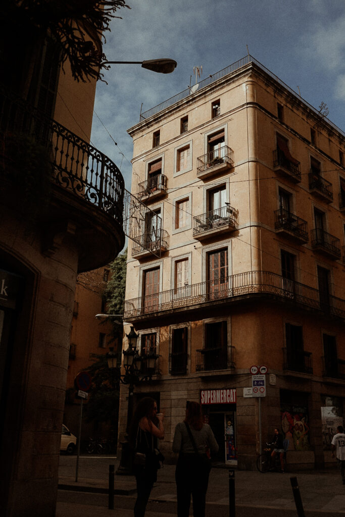 Photographe français à Barcelone pour des séances photos couple, mariage, ou femme.